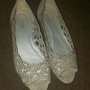 Peep toe flats