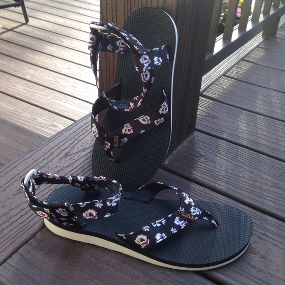 Floral Tevas.