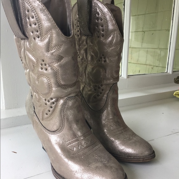 Worn twice cowgirl silver metallic boots