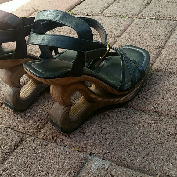 Heart shaped wood bottom leather sandal NEW - Picture 3 of 4