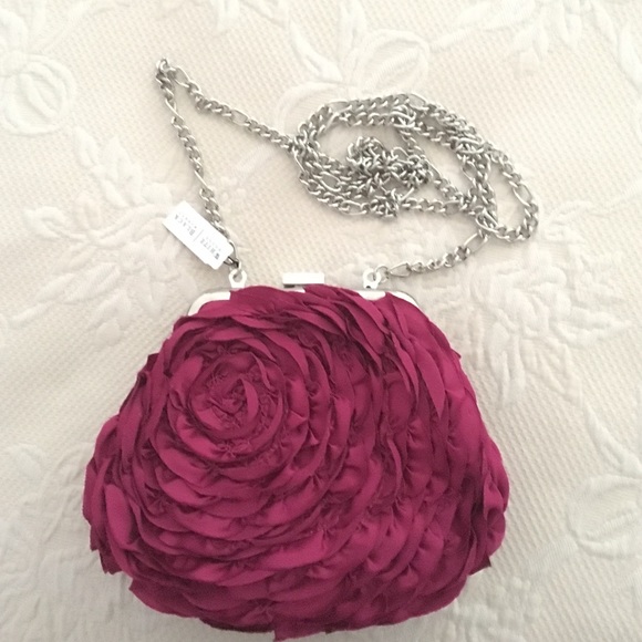 Gorgeous ! Rose like purse