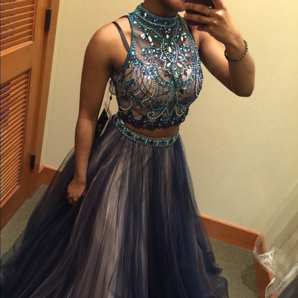 PROM DRESS - Picture 4 of 4