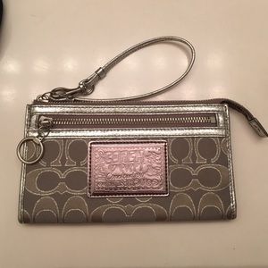 Coach - Poppy wristlet/wallet