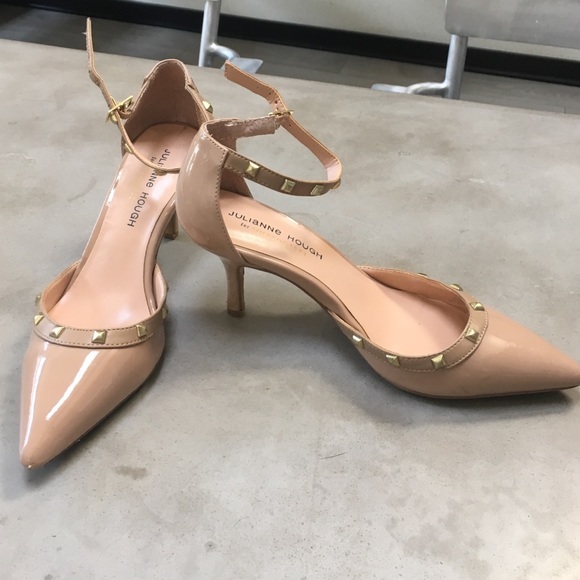 Sole society "Anneke" studded patent pumps, 7.5