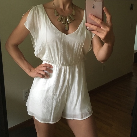 NWOT White flowy romper, dressy. Necklace included