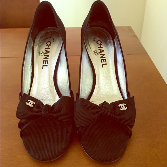 Authentic Chanel tuxedo high heels - Picture 1 of 4