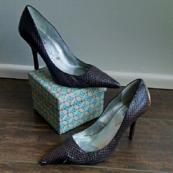 Brown Snakeskin Texture Guess Pumps