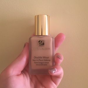 Estée Lauder Double Wear stay-in-place makeup