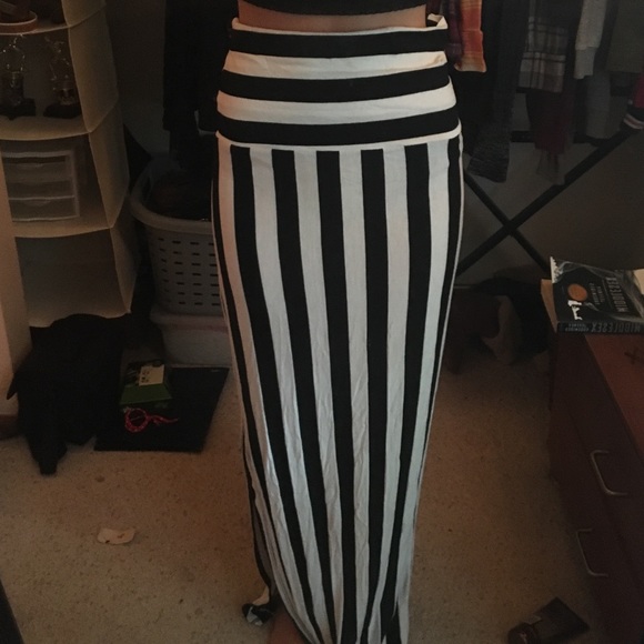 Tilly's b&w striped maxi skirt