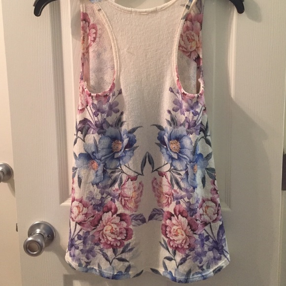 Thin-Knit Flower Design Flow Tank - Picture 3 of 3