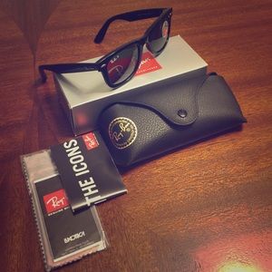 RAY BAN Brand New Black Polarized Wayfarer
