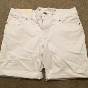 Kohls White Knee-Length Shorts. NWT.