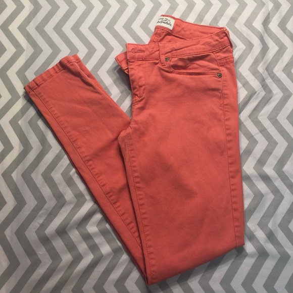 Ankle skinny jegging.