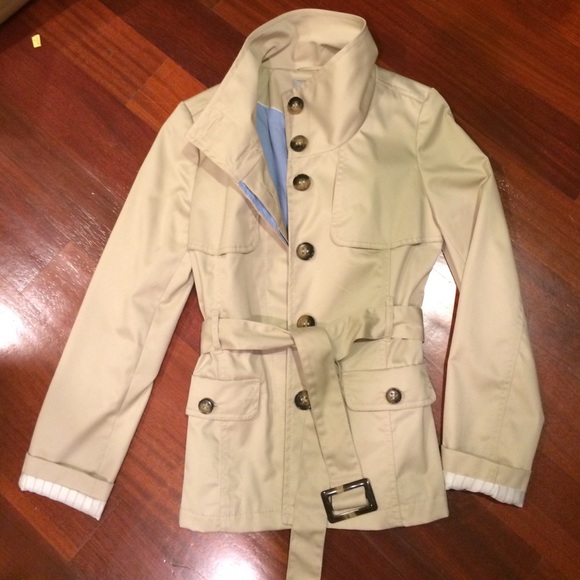 Short belted trench