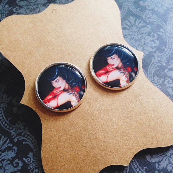 ❌SOLD OUT❌❌💜Bettie Page stud earrings