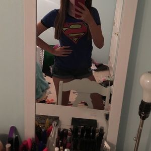 Cute, flattering superman shirt.