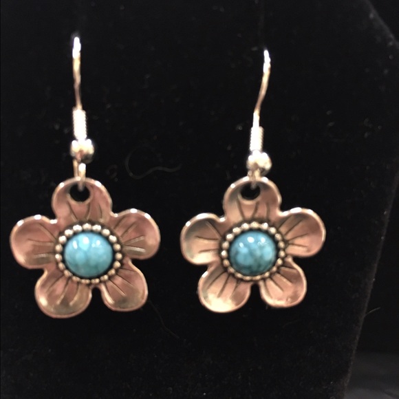 Turquoise and silver flower ear rings.