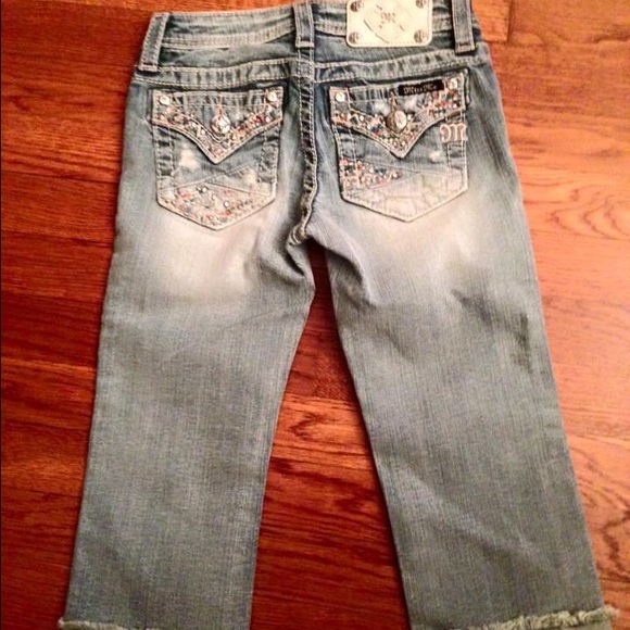 New without tags.  Miss Me Girl Cropped Jeans