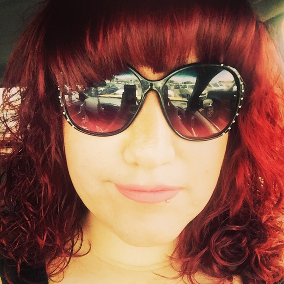 Meet your posher, Nicole! - Picture 2 of 2