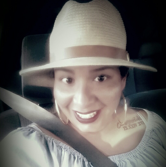 Meet your Posher, Niomi - Picture 1 of 1