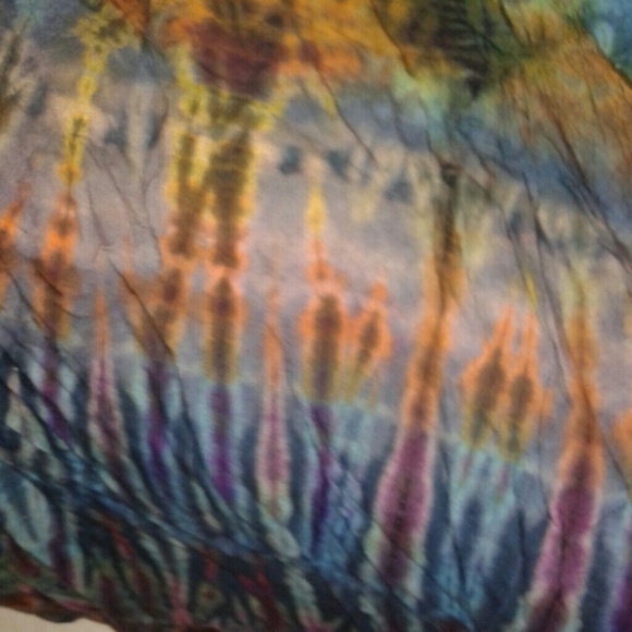 LOW V NECK TYE DYE! - Picture 4 of 4