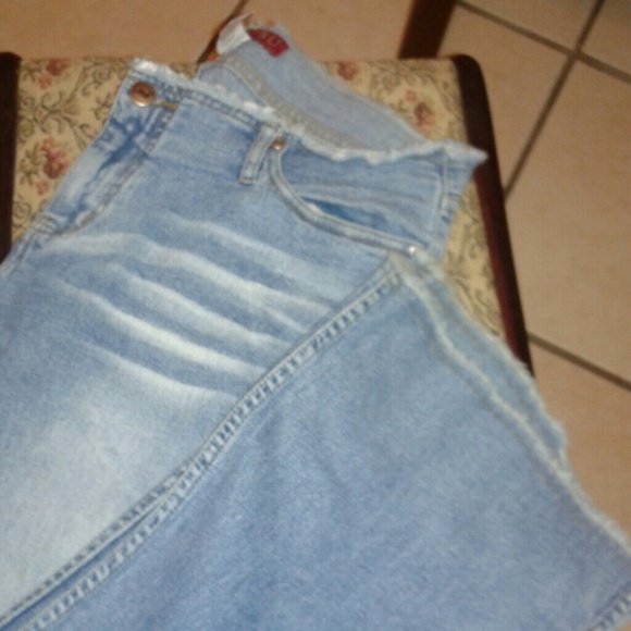 DISTRESSED, WHISKERS JEANS - Picture 3 of 4