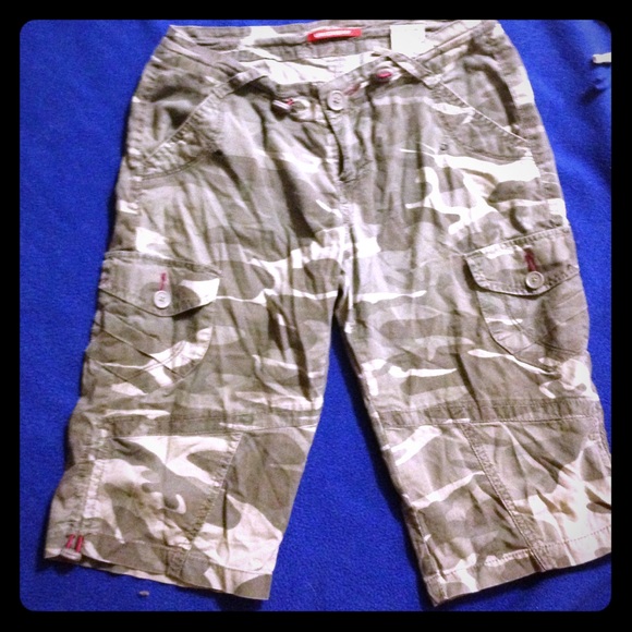 Grey camo print Capri/Bermudas