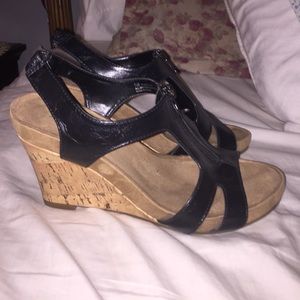 very comfortable black wedges !! 💗