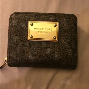 Zip around small wallet