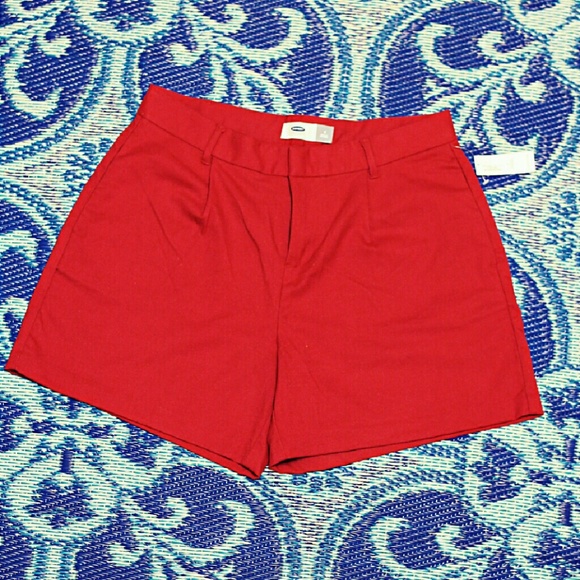 High-waisted wine shorts