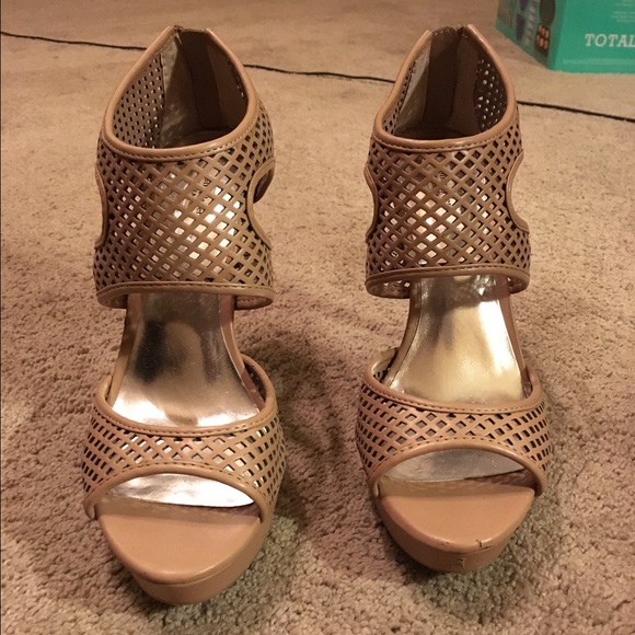 Vera Wang Heels (Size 10)