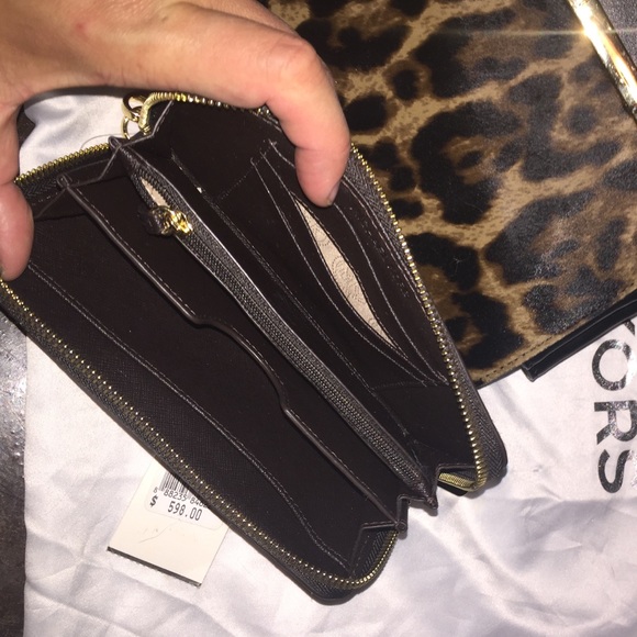 SALE! HUGE DROP. NEED TO CLEAN OUT CLOSET SPACE main image 4