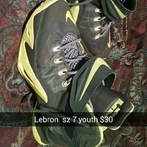 Lebron youth size 7