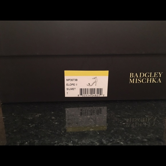 New! Badgley Mischka size 7 Elope Silver Sandal