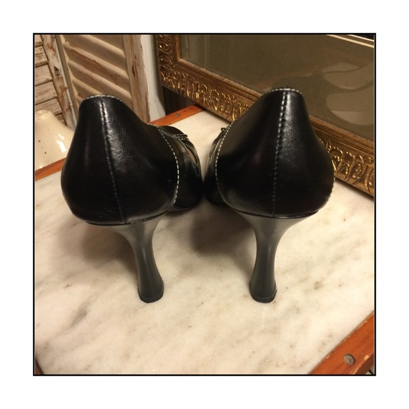 SZ 9 M-GUESS BLACK LEATHER 4" PUMPS /WHITE TRIM - Picture 2 of 4