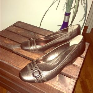 Gold shoes with belt buckle and small wedge heel💜