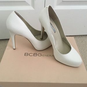 6.5M BCBG white pumps