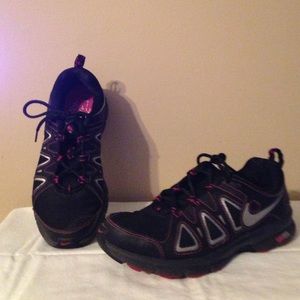 Women's Nikes sz 9