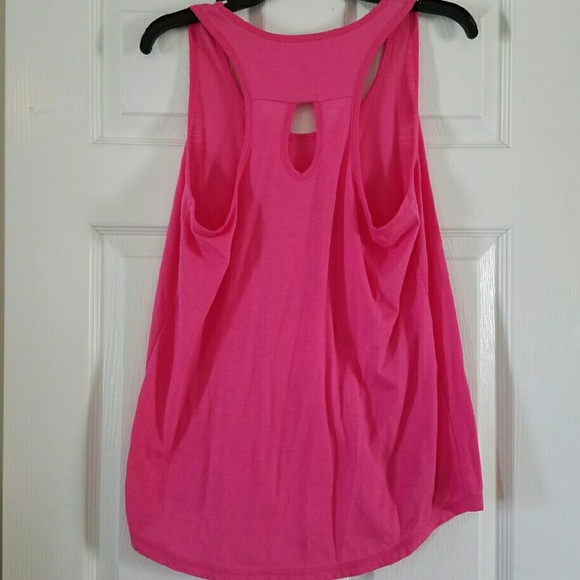 Tank with keyhole back and pocket on front