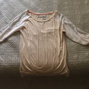 Sequenced 3/4 length shirt.