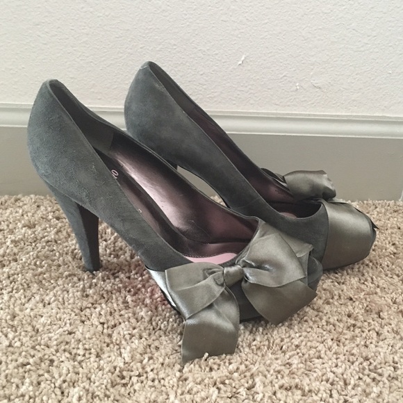 grey bow heels