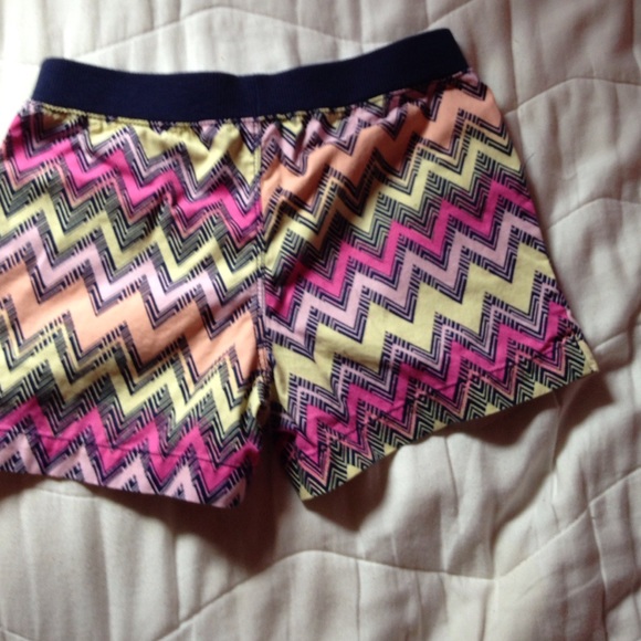 Girls chevron shorts size 10/12 - Picture 2 of 2