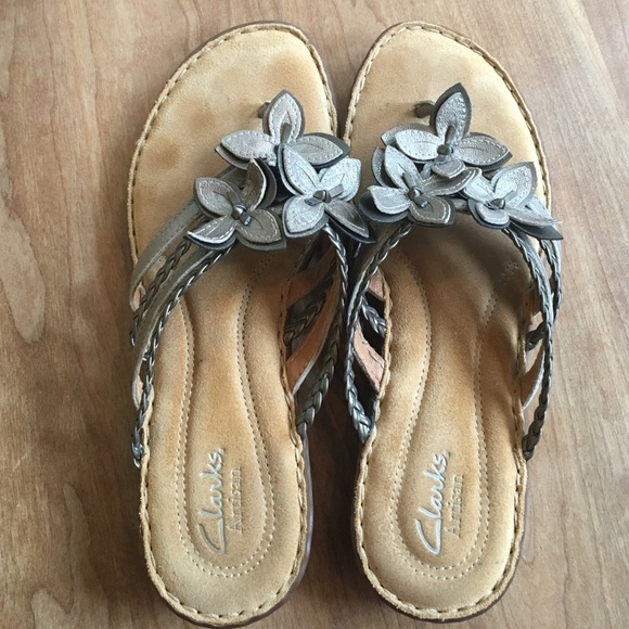 clarks artisan flip flops