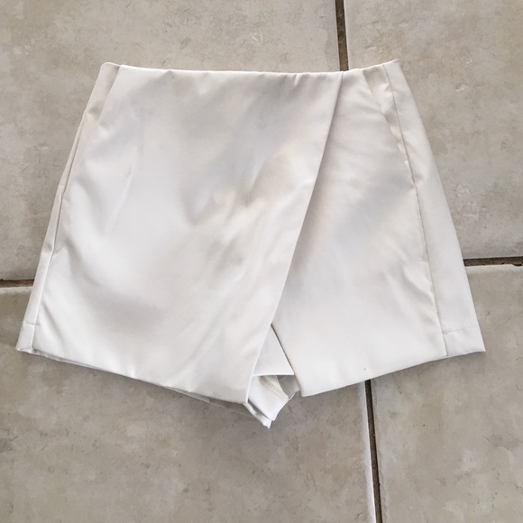 TOPSHOP white faux leather skort size 2