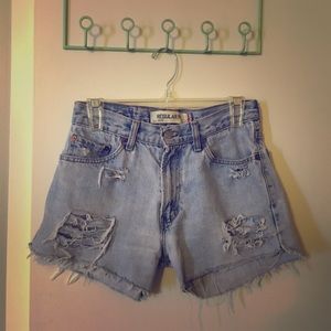 ✨SALE! Vintage distressed Levi high waisted shorts