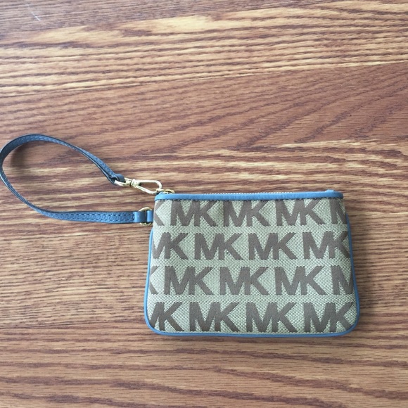 Michael Kors Handbags - New Michael Kors Wristlet