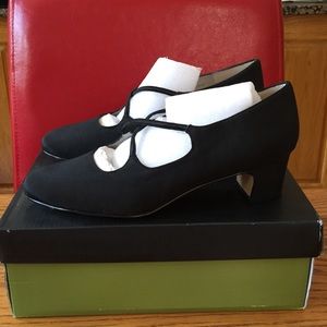 BNIB! Cross over design dress shoes.