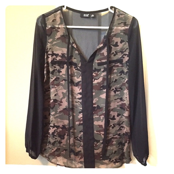 3/$20👠 ANA camo blouse - Picture 1 of 4