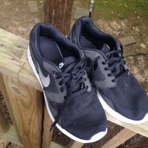 Black Nike tennis shoes