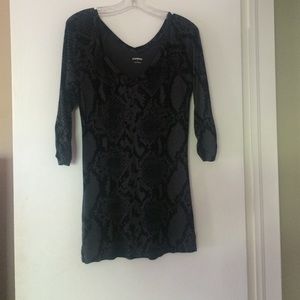 Long quarter sleeve snake skin top